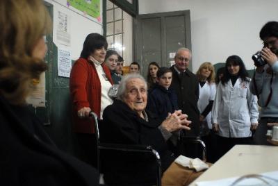 Lilia, la ex alumna de 104 años que volvió a visitar su escuela